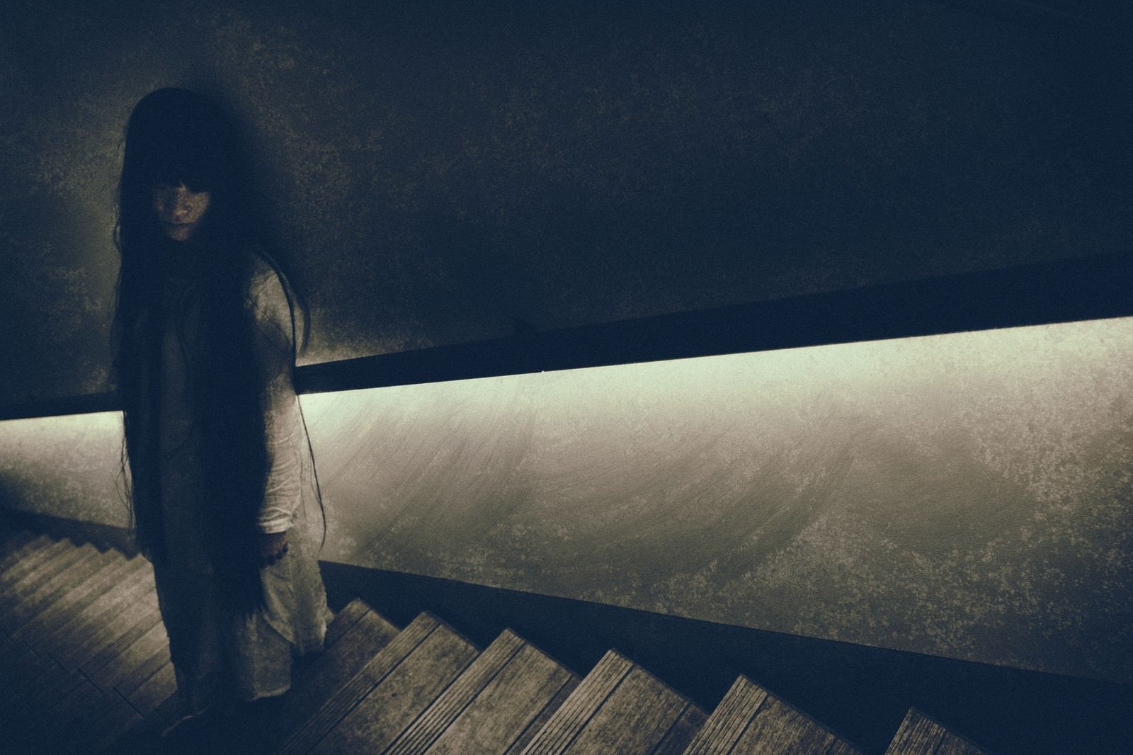「失恋で落ち込む幽霊」の写真［モデル：緋真煉］
