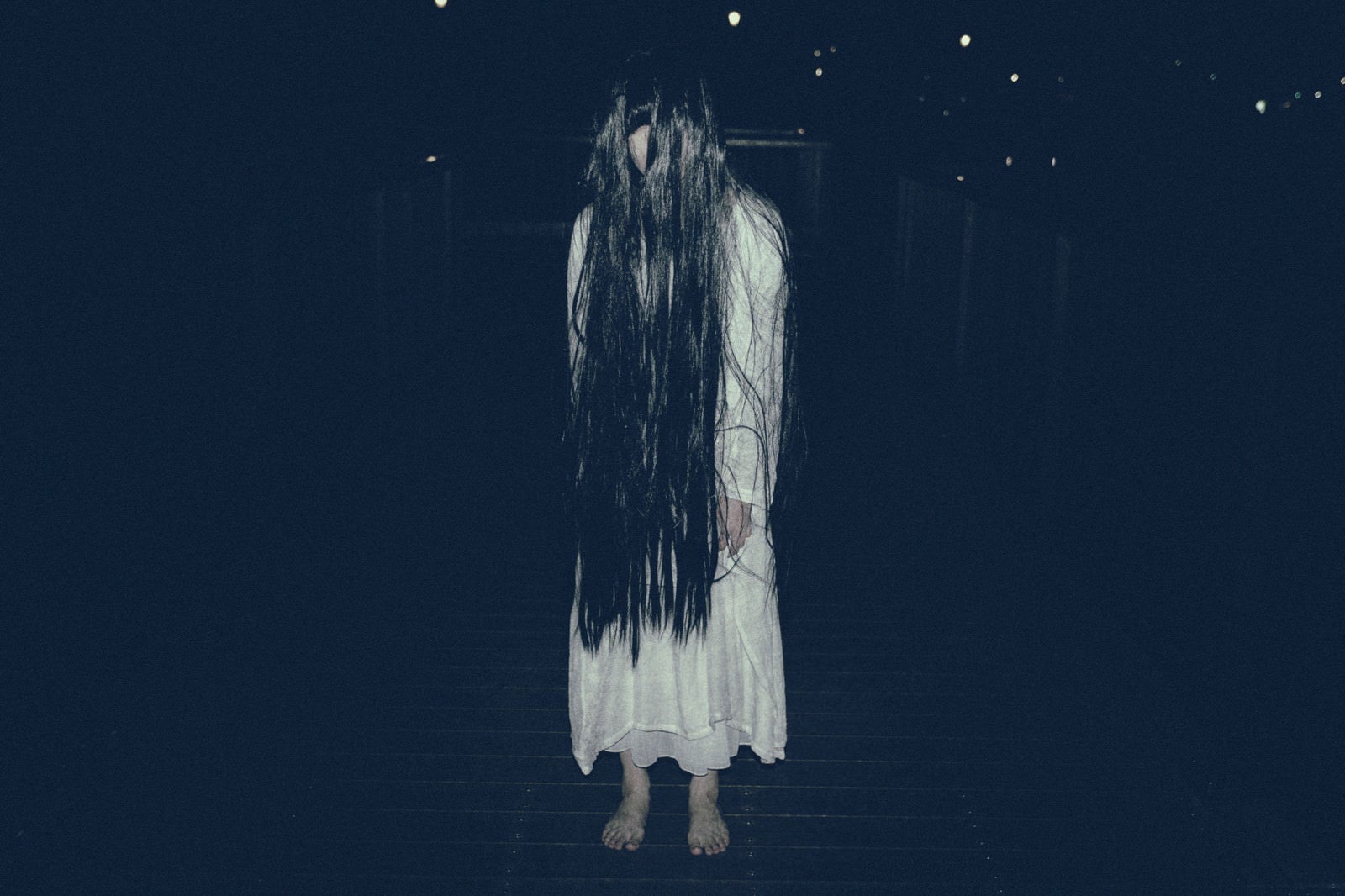 「真夜中に裸足で徘徊する女性」の写真［モデル：緋真煉］