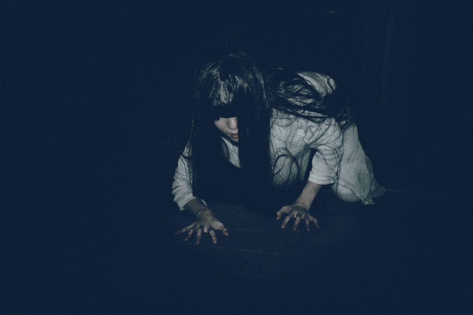 「闇に潜む女性亡霊」の写真［モデル：緋真煉］