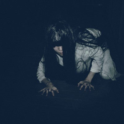 闇に潜む女性亡霊の写真