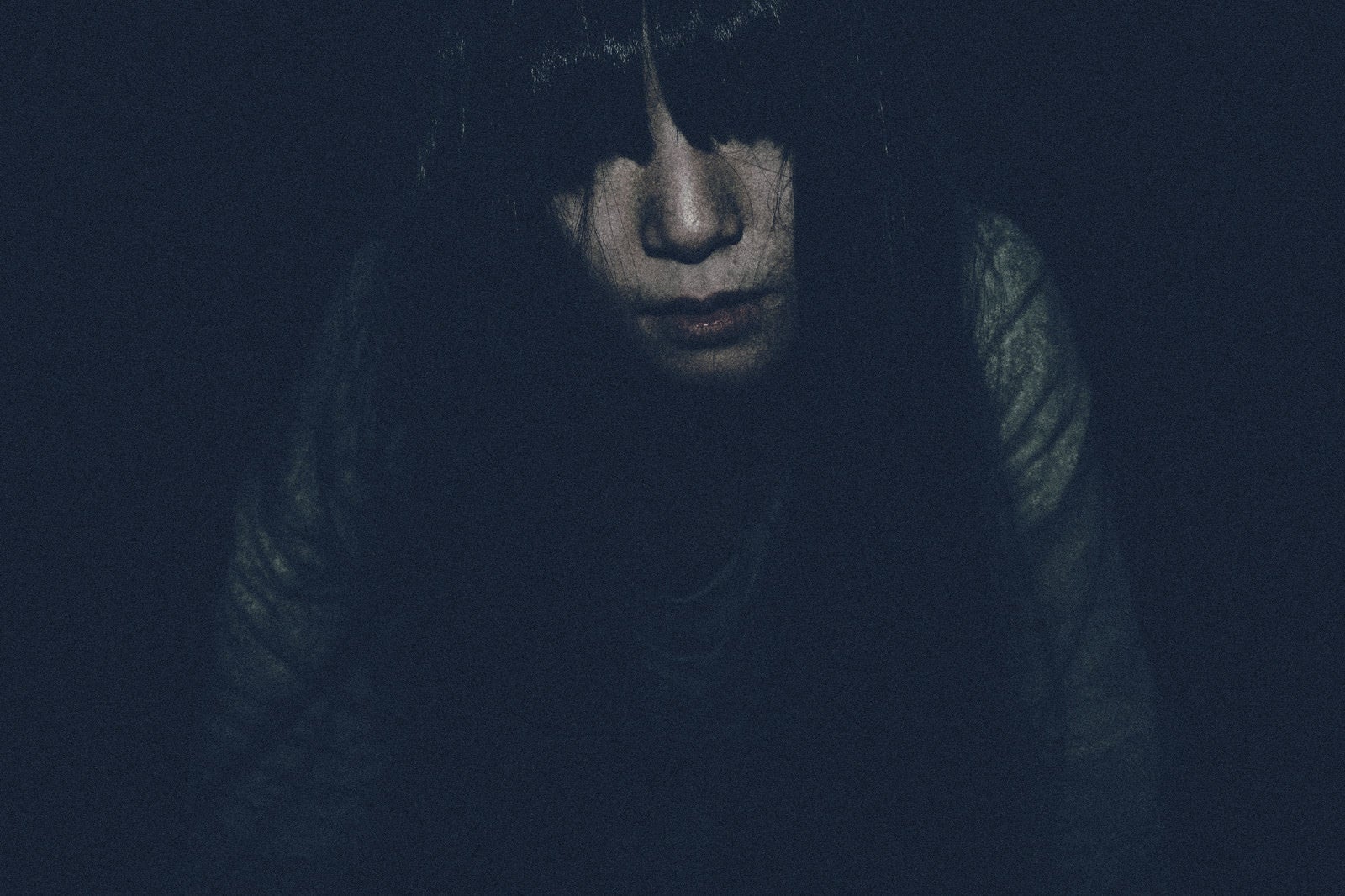 「暗闇から女性らしき顔が…」の写真［モデル：緋真煉］