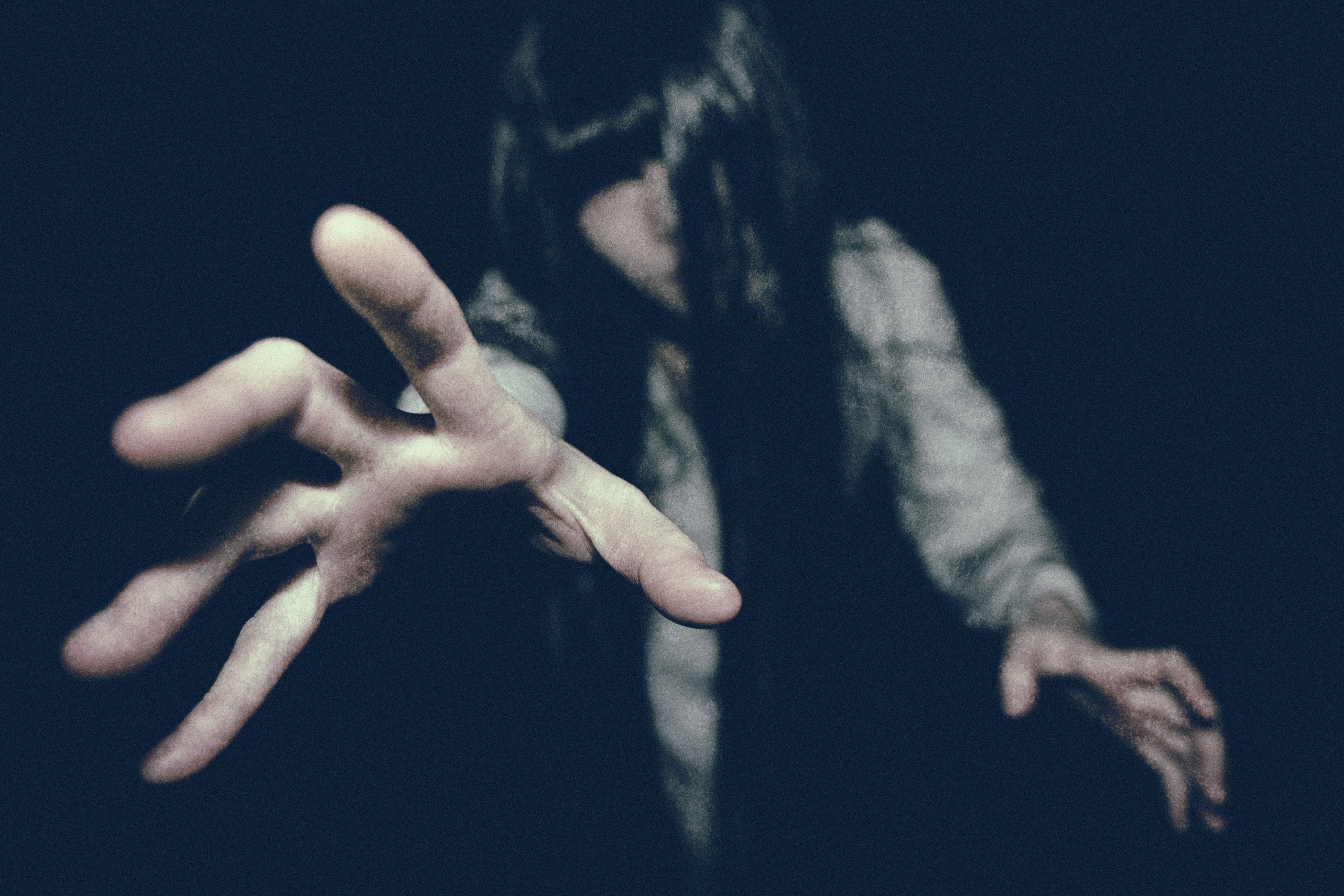 霊感写真 未練を残し現世にしがみつこうとする亡霊の無料の写真素材 - ID.26567