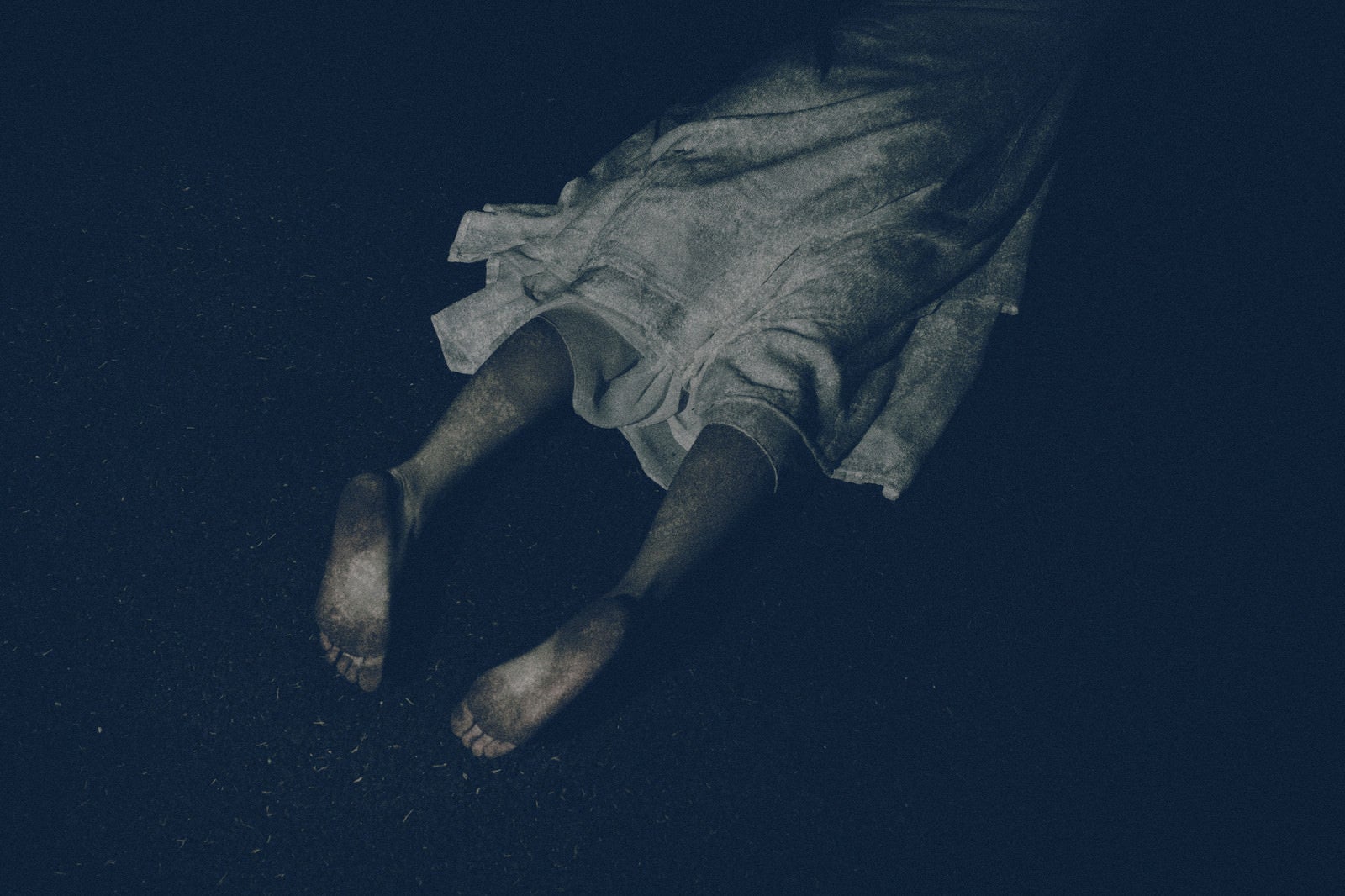 「うつ伏せで足裏を見せる幽霊」の写真［モデル：緋真煉］