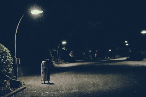 薄暗い街灯下の女の怨念の写真