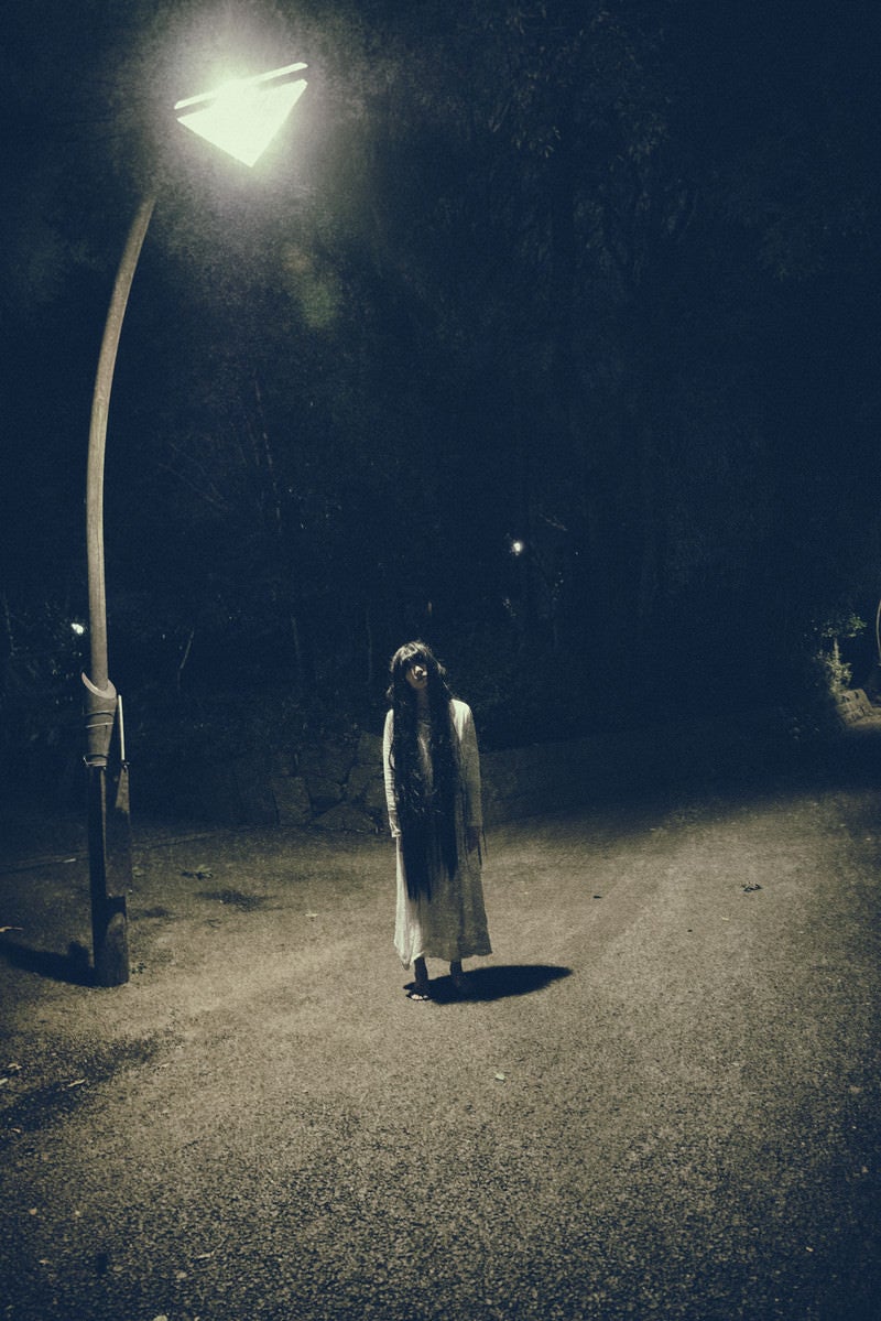 「真夜中の公園を徘徊する裸足の女性」の写真［モデル：緋真煉］