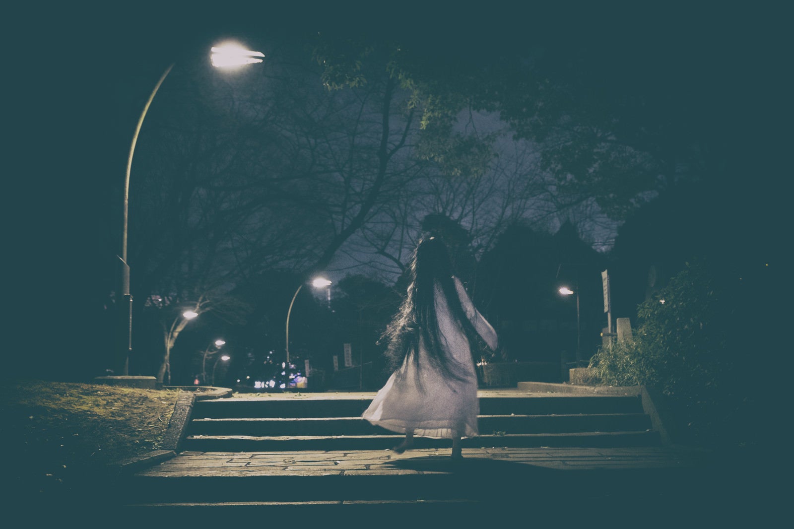 「真夜中の公園をスキップで徘徊する女性」の写真［モデル：緋真煉］