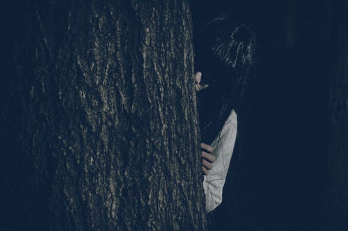 木の陰からこちらを覗き込む恥ずかしがり屋の貞子さんの写真