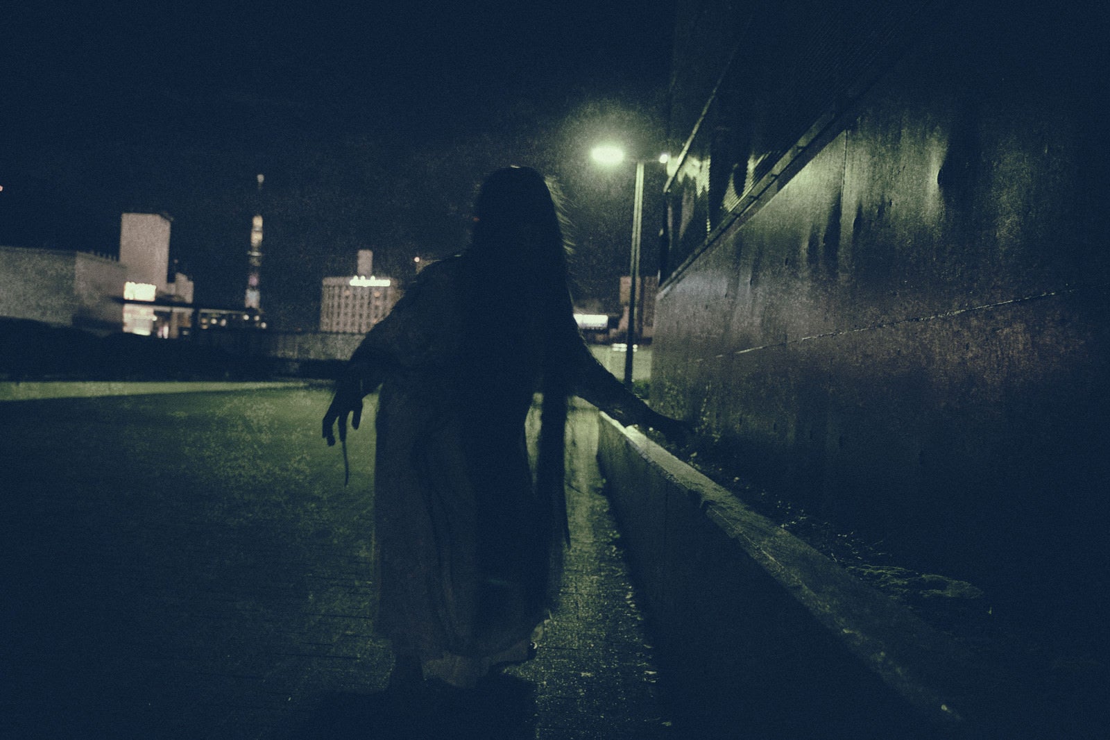 「暗影から近づく女性の亡霊」の写真［モデル：緋真煉］