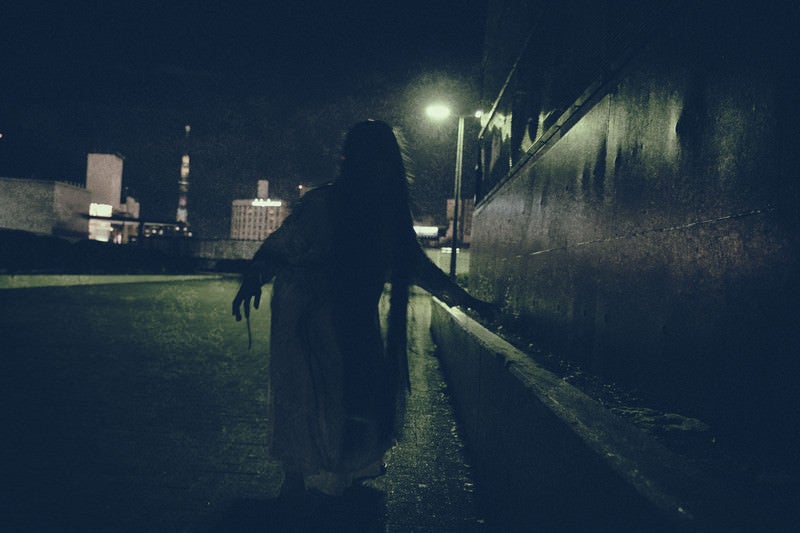 暗影から近づく女性の亡霊の写真