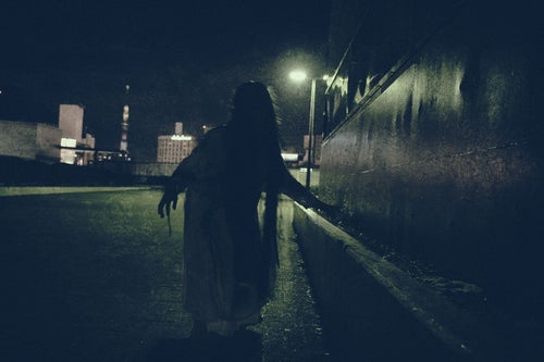 暗影から近づく女性の亡霊の写真