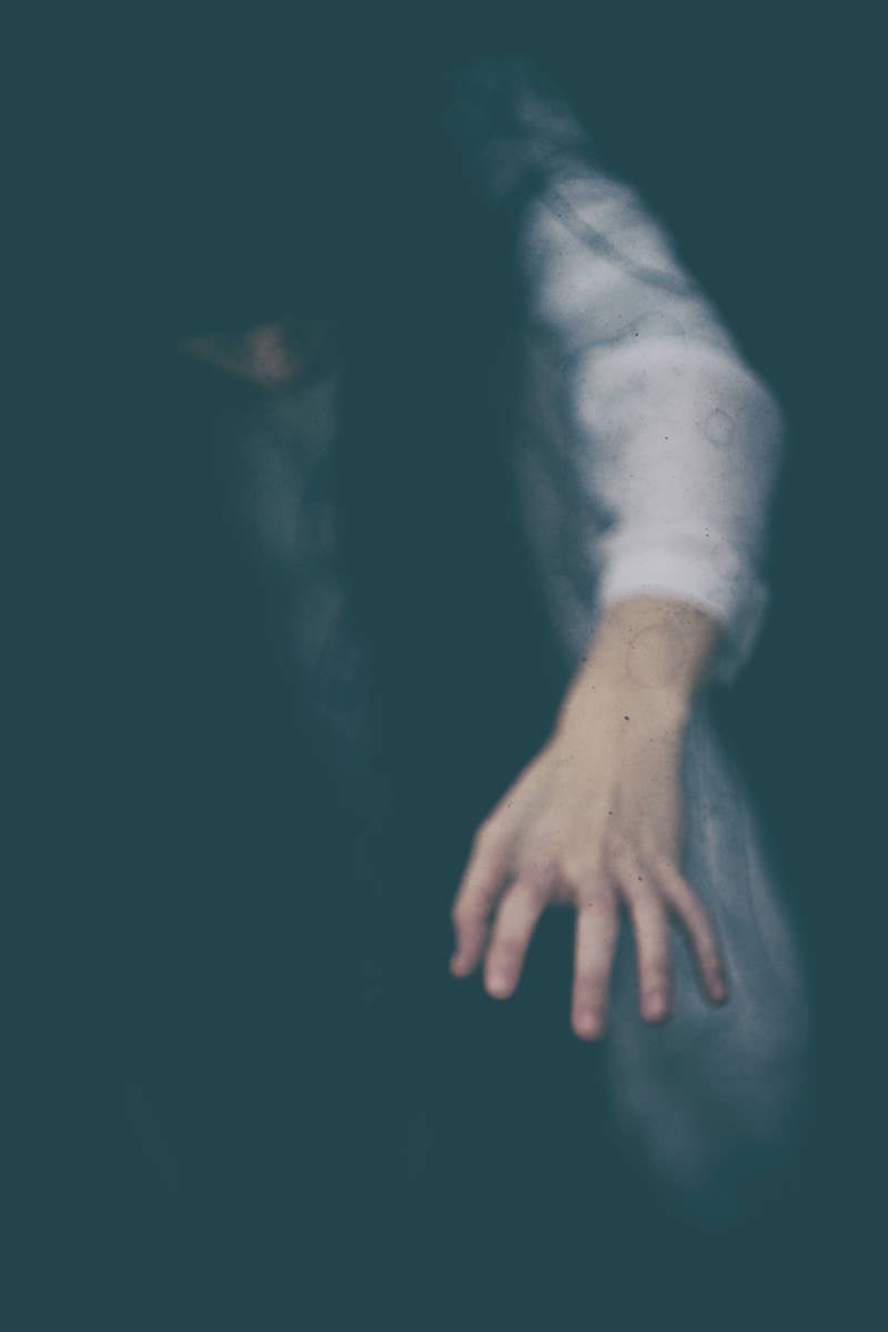 「怨念のこもった女性の手」の写真［モデル：緋真煉］