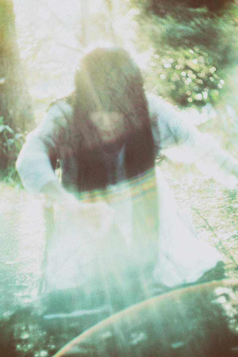「光の中から這い上がろうとする女性の亡霊」の写真［モデル：緋真煉］