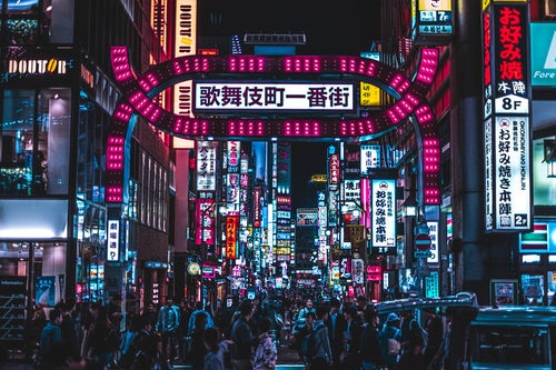 人であふれる歌舞伎町一番街（東京都新宿区）の写真
