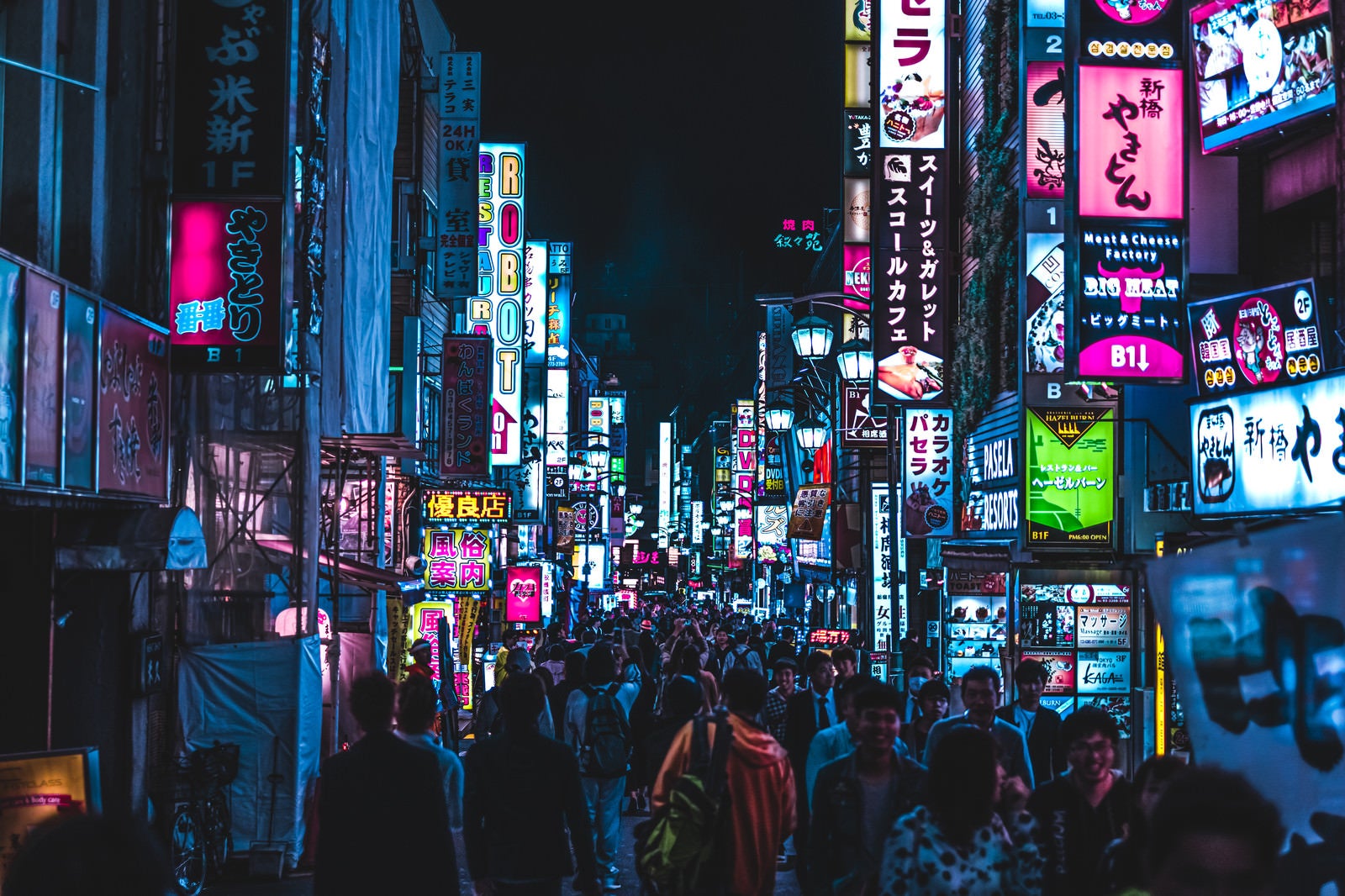 「歌舞伎町の人混みとサイバーパンクな街並み（東京都新宿区）」の写真