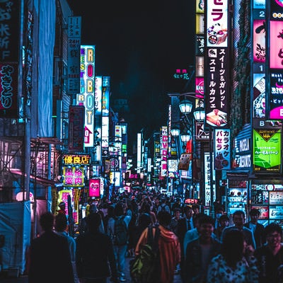 歌舞伎町の人混みとサイバーパンクな街並み（東京都新宿区）の写真