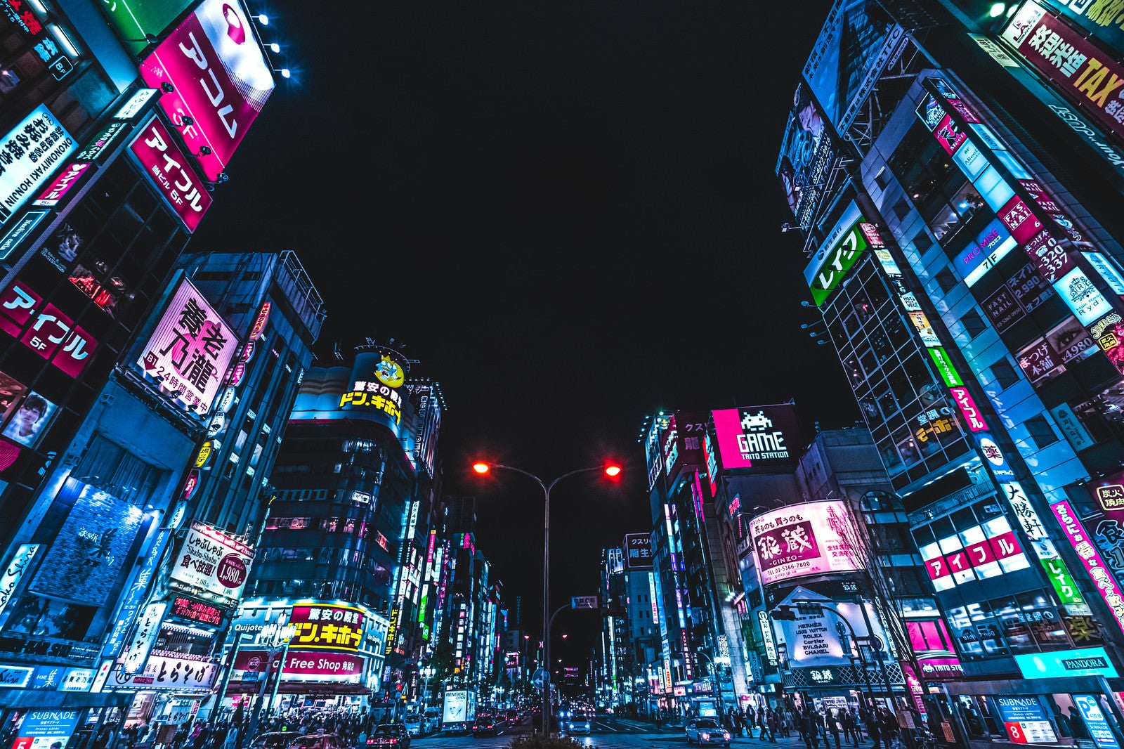 「夜のサイバーパンク歓楽街（東京都新宿区）」の写真