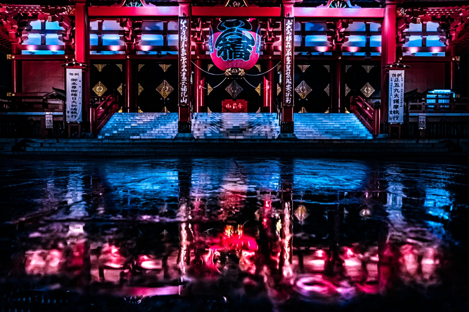 「水溜りに映り込む夜の浅草寺本堂（東京都台東区浅草）」の写真