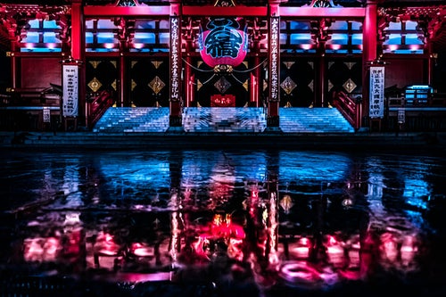 水溜りに映り込む夜の浅草寺本堂（東京都台東区浅草）の写真