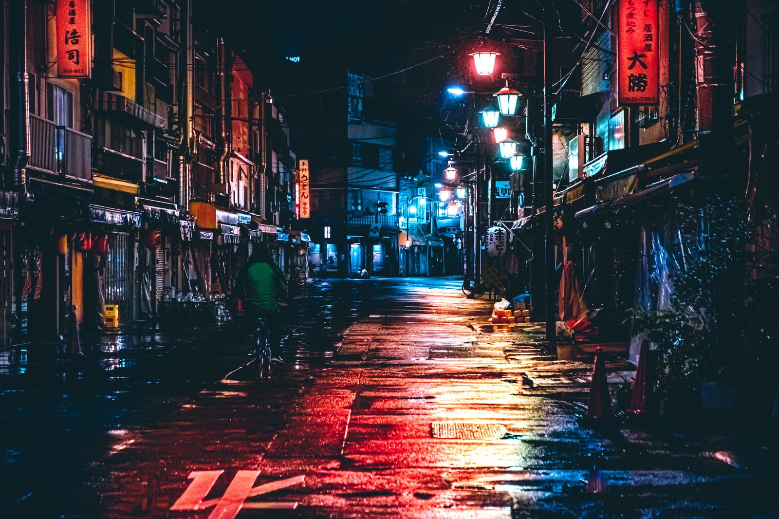 「雨上がりの路地裏の夜景」の写真