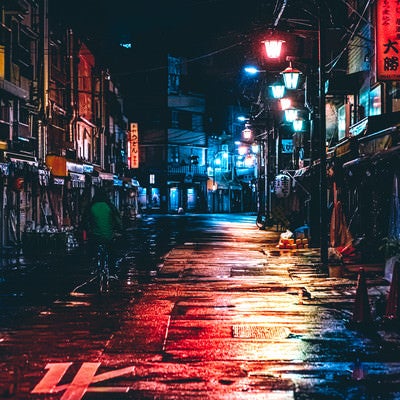 雨上がりの路地裏の夜景の写真