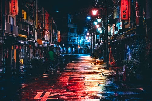 雨上がりの路地裏の夜景の写真