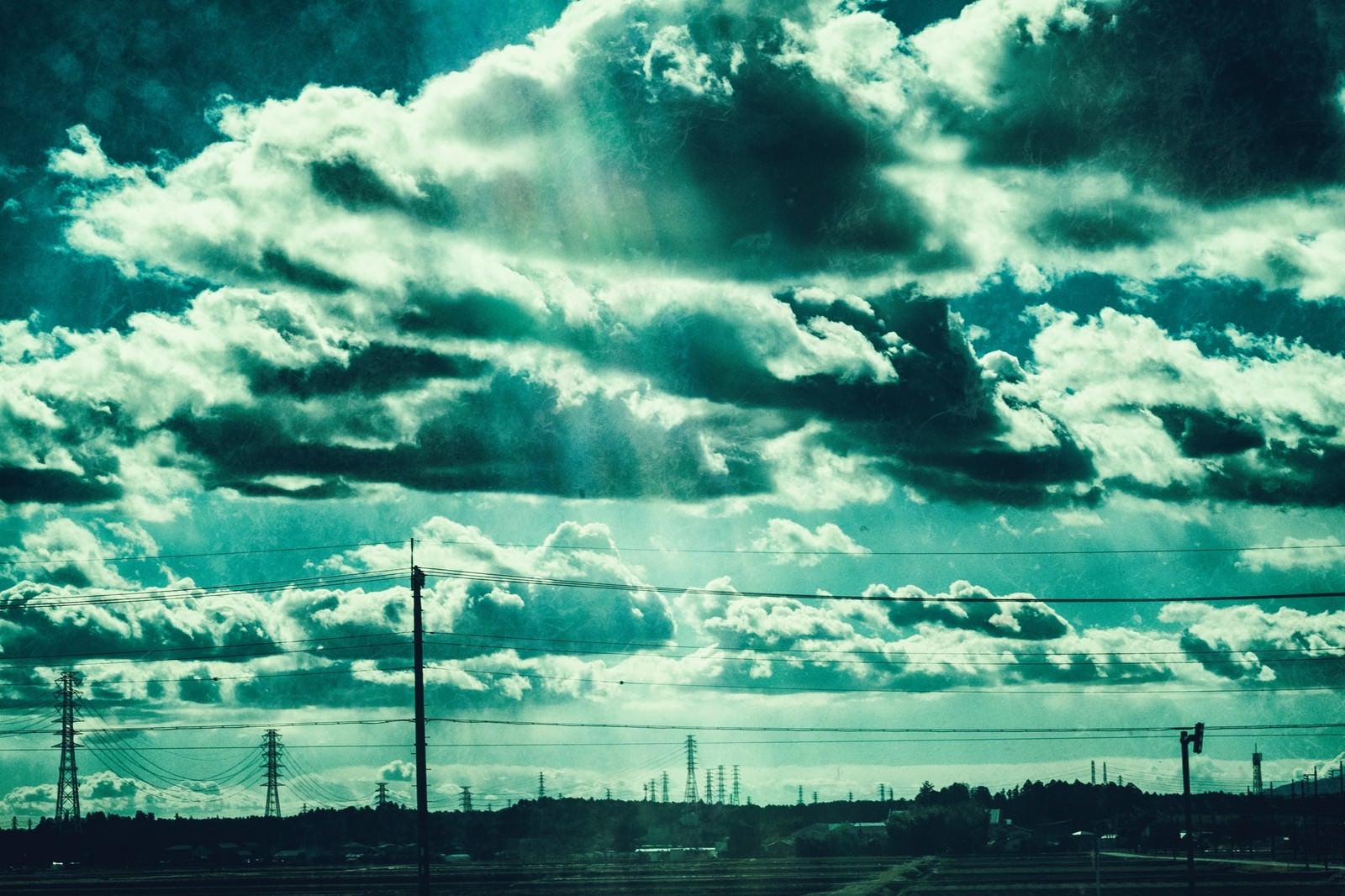 「送電線が立ち並ぶ田舎の情景」の写真