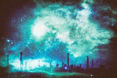 星雲に包まれる工場夜景の写真