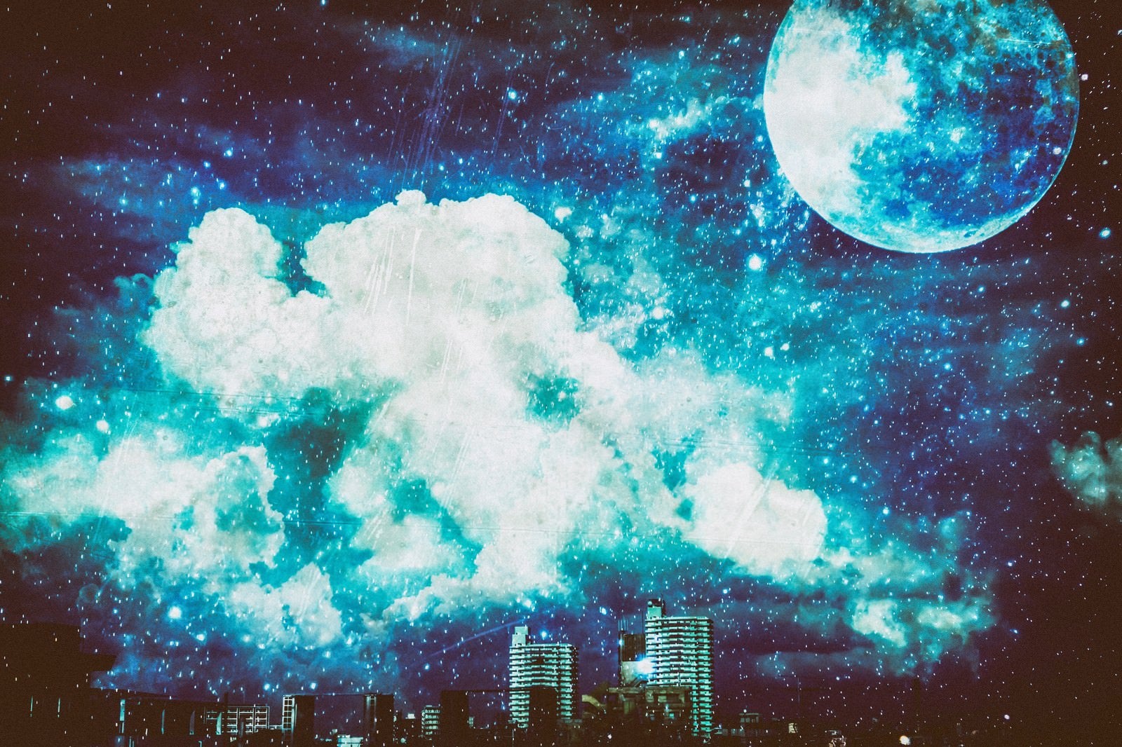 「都会の夜に浮かぶ満月」の写真