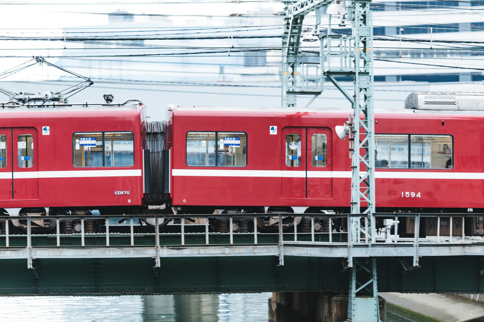 「陸橋を走り抜ける電車の側面（京急逗子線）」の写真