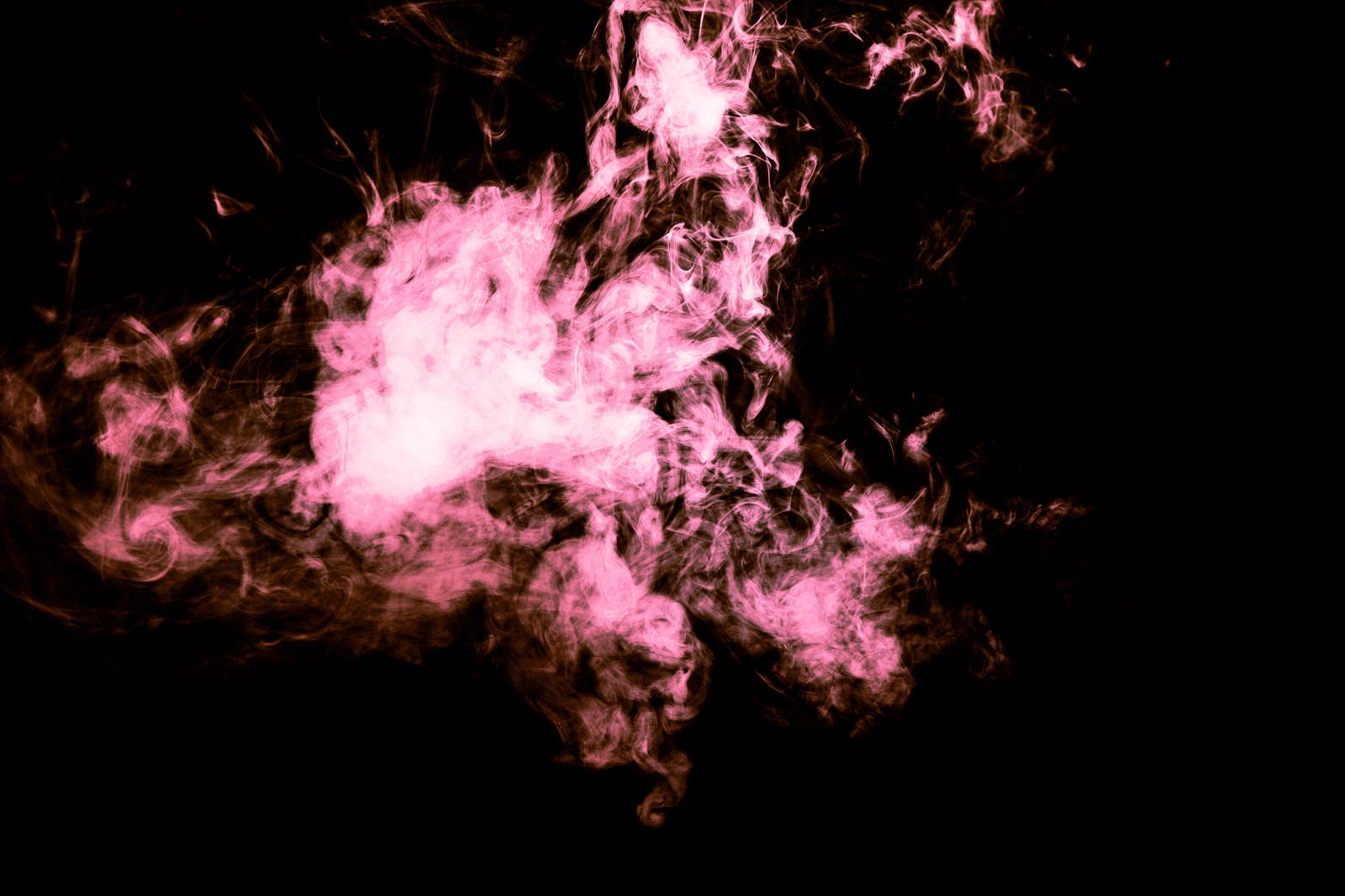 「赤い炎のような煙」の写真