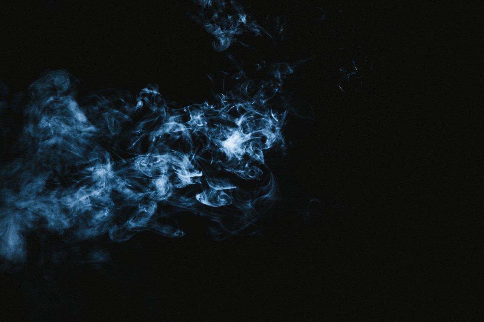 「電気信号のような煙」の写真