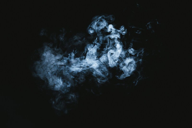 滞留する煙の写真