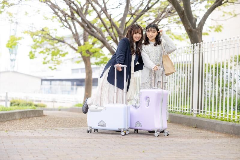 旅に胸躍らせるキャリーケース女子の写真