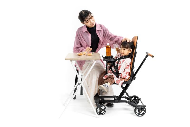ベビーカーに座る子どもとおやつを楽しむ親子