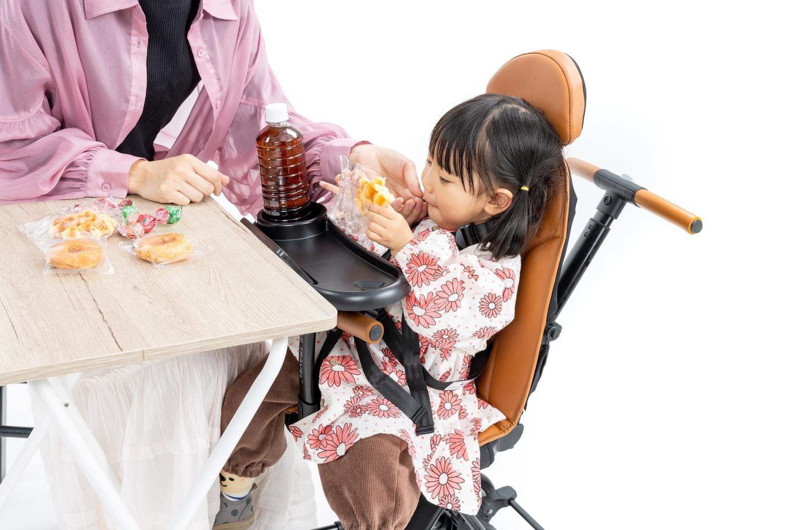 「テーブルでおやつを楽しむキッズ」の写真