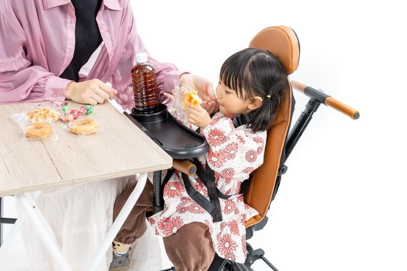 テーブルでおやつを楽しむキッズの写真