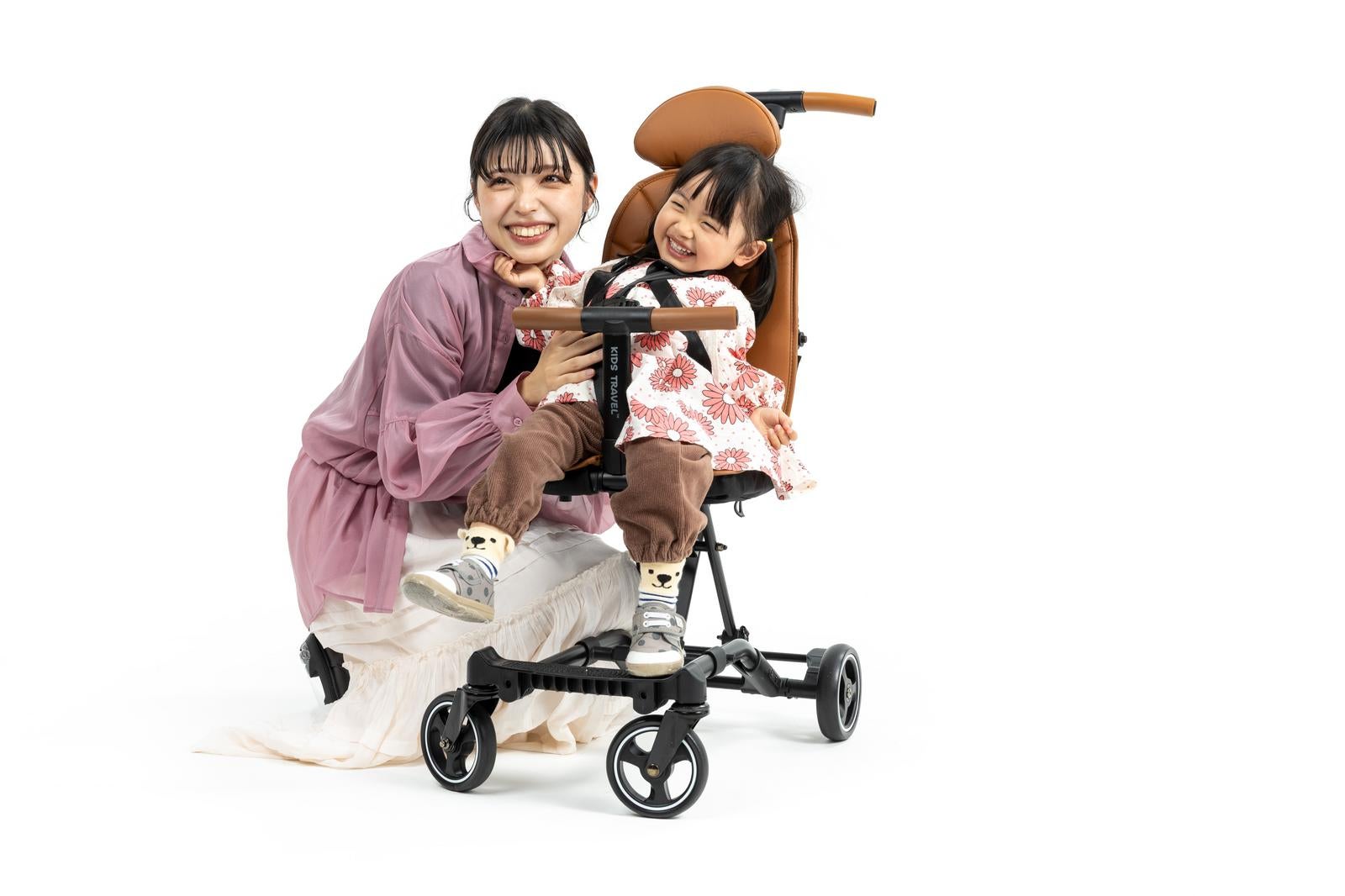 「ベビーカーで寄り添う親子」の写真［モデル：高尾実生］
