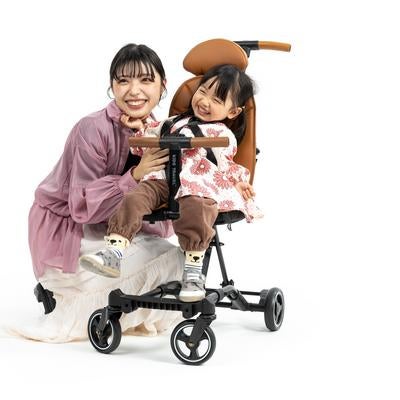 ベビーカーで寄り添う親子の写真