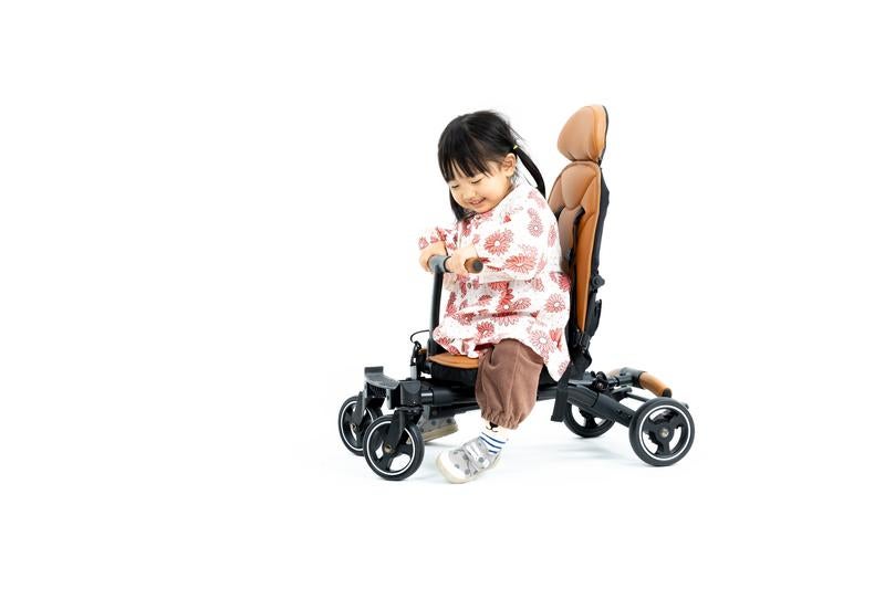 足で蹴って進む！ベビーカーのライドモードで自由に遊ぶ女の子の写真