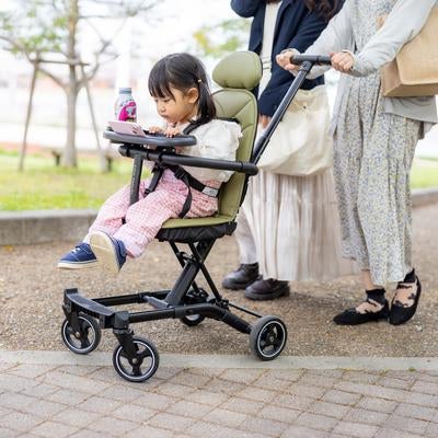 ベビーカーに乗る女の子の素材