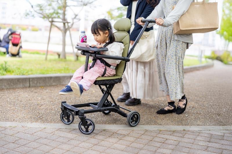 ベビーカーに乗る女の子の写真