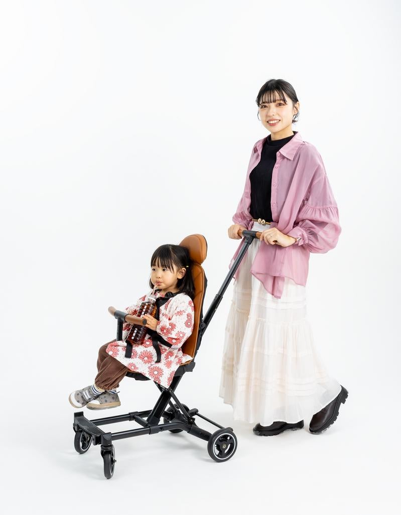 B型ベビーカーに座る女の子と女性の写真
