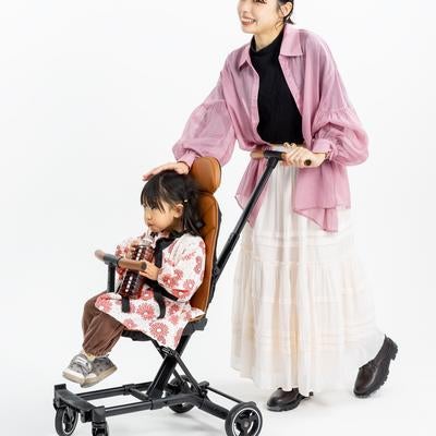 スタイリッシュなベビーカーと親子の写真