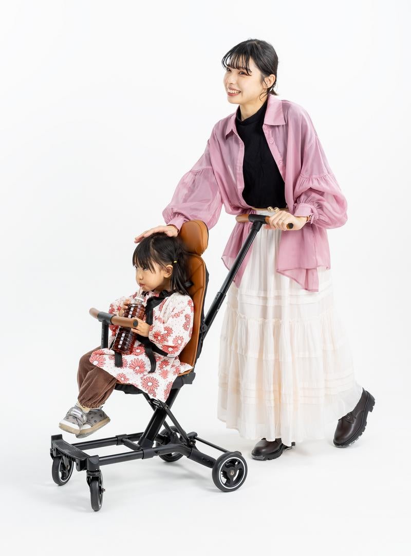 スタイリッシュなベビーカーと親子の写真