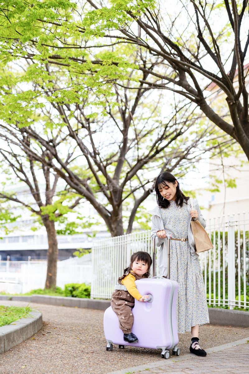 親子と子どもが乗れるキャリーケースの写真