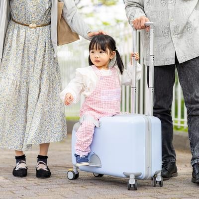 家族のおでかけはキャリーケースに乗って楽ちん移動の写真