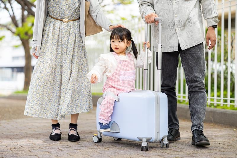 家族のおでかけはキャリーケースに乗って楽ちん移動の写真
