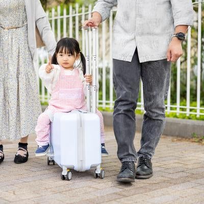 パパとママに囲まれて、キャリーケースで楽々移動の写真