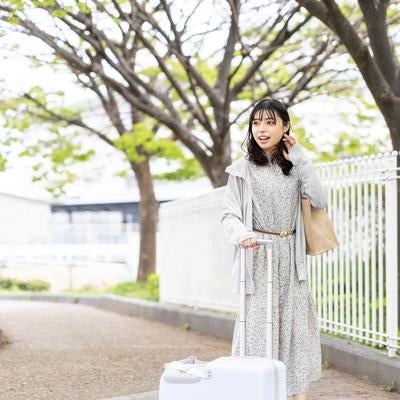 キャリーケースと一緒におでかけ女子の写真