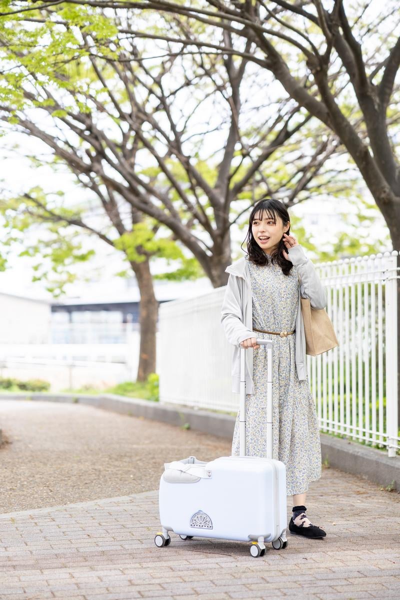 キャリーケースと一緒におでかけ女子の写真